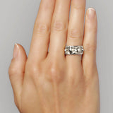 Bred sterling sølv ring - Quilted & skulpturel dansk design med 3 hvide diamanter, vist på hånd - Livva