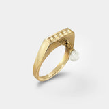 Firkantet ring - Smal aflang charm ring i guld med dinglende ædelsten af klar bjergkrystal - Livva