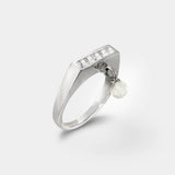 Firkantet ring sølv - Smal aflang charm ring i sterling sølv med dinglende ædelsten af klar bjergkrystal - Livva