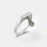 Firkantet ring sølv - Smal aflang charm ring i sterling sølv med dinglende ædelsten af røgkvarts - Livva