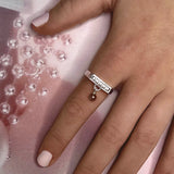 Firkantet ring sølv - Smal aflang charm ring i sterling sølv med dinglende ædelsten af røgkvarts, vist på hånd - Livva