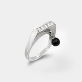 Firkantet ring sølv – Smal aflang charm ring i sterling sølv med dinglende ædelsten af sort spinel - Livva