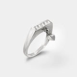 Ring med hjerte – Elegant firkantet design i sterling sølv med små nitter og et hjerteformet vedhæng – Livva