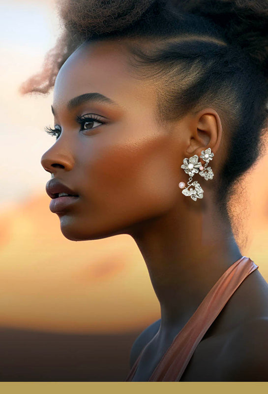 Statement blomster øreringe - lille og stor ørering med organiske blade i sterling sølv og perler, vist på samme øre - Livva