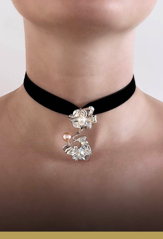 Store halskæder her som blomster vedhæng af blade i sterling sølv med perler, sat i sort velour bånd på model - Livva