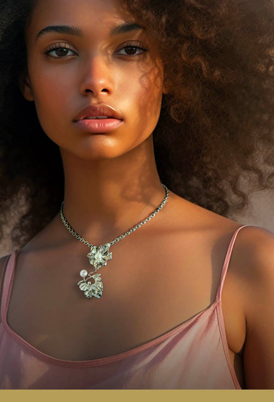 Store halskæder her som blomster vedhæng af blade i sterling sølv med perler sat i tyk anker-kæde - Livva