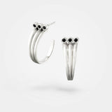 Triple-hoop øreringe – Cool dansk smykkedesign i sterling sølv med klassiske slanke linjer og 3 sorte diamanter – Livva