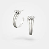 Triple hoop øreringe – Cool dansk smykkedesign i sterling sølv med klassiske slanke linjer og hvide diamanter – Livva