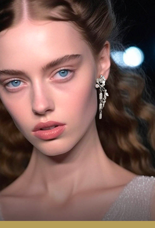 Unikke øreringe, her med organisk floral ørering i sterling sølv  med finurlige blade og kæde-led, samt en flyvende hvid perle - Livva