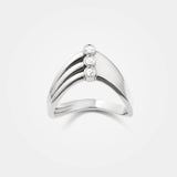 V-ring Sterling sølv  - Denne ring har 2 sider i slanke linjer, delt af 3 lodrette hvide diamanter – Livva