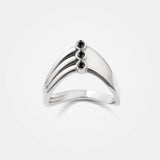 V-ringen - Denne ring i sterling sølv har 2 sider i slanke linjer, delt af 3 lodrette sorte diamanter – Livva