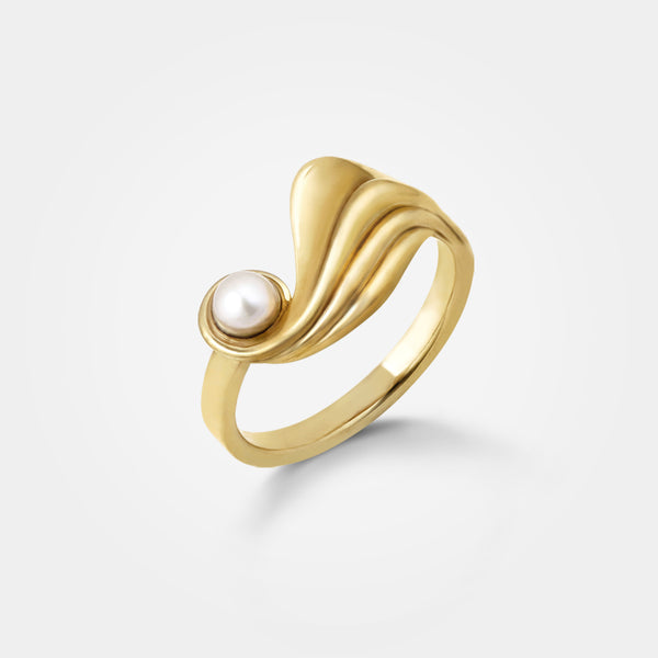 Wave ring gold – A curved luxury pearl ring with a white saltwater pearl – Alma Candice collection.