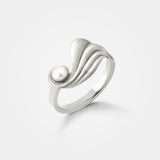 Wave ring - A luxury pearl ring in sterling silver with curved lines and a white freshwater pearl - Alma Candice collection.