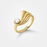 Wavy guld ring - Unikt dansk smykkedesign i 18k guld af naturlige organiske bølger, der omgiver en fin hvid Akoya saltvandsperle - Livva 
