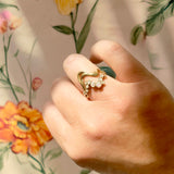 Wavy ring  i 18k guld - Et unikt dansk smykkedesign af snoet organiske bølger sammen med 14 hvide diamanter i legende bobler, vist på hånd - Livva