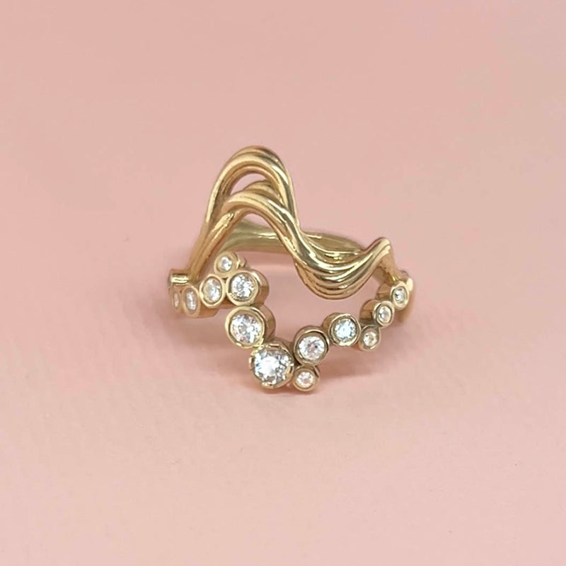 Wavy ring – Danish design of organic waves in 18k solid gold with 14 white TW/VVS diamonds, seen from front – Livva