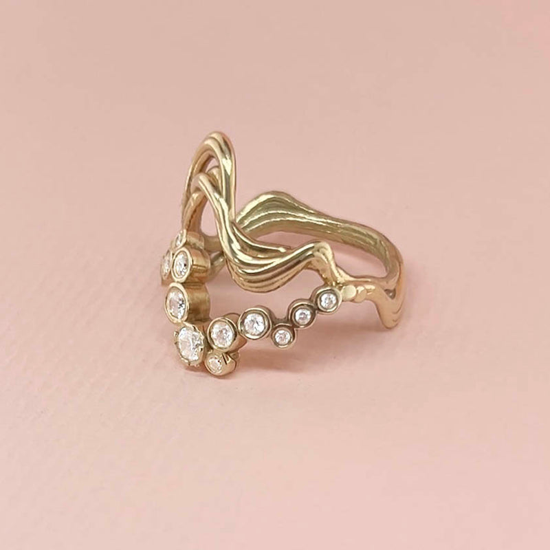 Wavy ring – Danish design of organic waves in 18k solid gold with 14 white TW/VVS diamonds, seen from the side – Livva