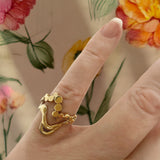 Wavy ring i guld - Unikt smykkedesign med snoet organiske bølger og flade bobler, vist på hånd - Livva