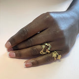 Wavy ring i guld - Unikt smykkedesign med snoet organiske bølger og flade bobler, vist med mix af blomsterringe - Livva