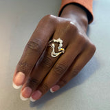 Wavy ring i sterling sølv - Unikt smykkedesign med snoet organiske bølger og flade bobler, vist på solbrun hånd - Livva