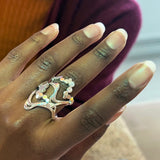 To Wavy ringe i sterling sølv - Unikt smykkedesign med snoet organiske bølger og flade bobler, vist på samme finger - Livva