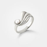 Wavy sølv ring - Unikt dansk smykkedesign i sterling sølv af naturlige organiske bølger, der omgiver en fin hvid Akoya saltvandsperle - Livva 