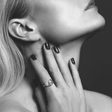 Wavy sølv ring - Unikt dansk smykkedesign i sterling sølv af naturlige organiske bølger, der omgiver en fin hvid Akoya saltvandsperle, vist på model - Livva 